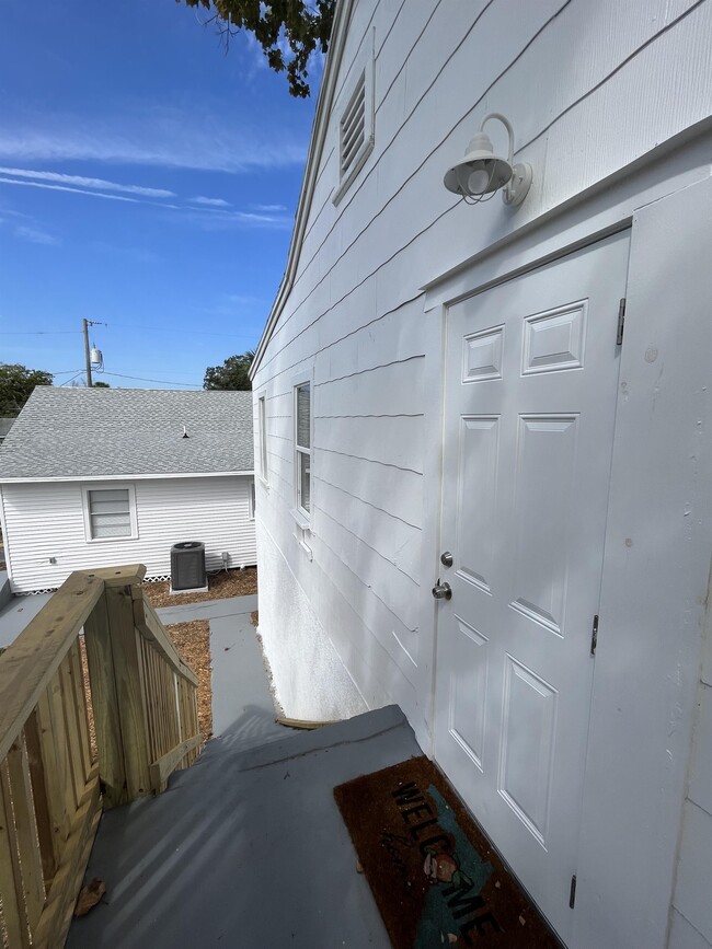 615 Dora St in New Smyrna Beach, FL - Building Photo - Building Photo