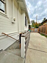 5916 SE Francis St, Unit B in Portland, OR - Building Photo - Building Photo