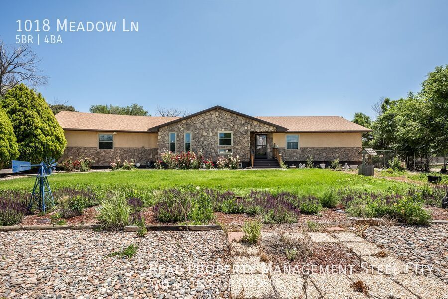 1018 Meadow Ln in Pueblo, CO - Building Photo
