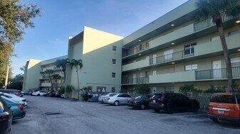 1638 Embassy Dr in West Palm Beach, FL - Building Photo