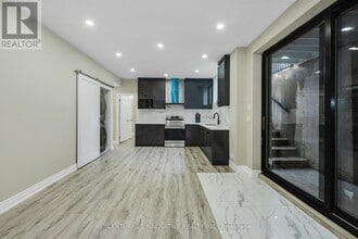 7160 Justine Dr in Mississauga, ON - Building Photo - Building Photo