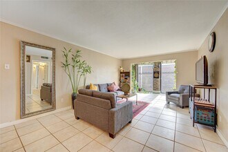7575 Katy Fwy in Houston, TX - Building Photo - Building Photo