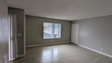 815 N Peach Ave, Unit 210 in Fresno, CA - Building Photo - Building Photo
