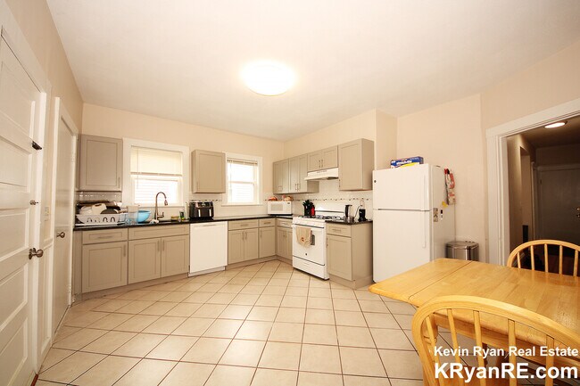 51 Parker St, Unit 3 in Watertown, MA - Building Photo - Building Photo