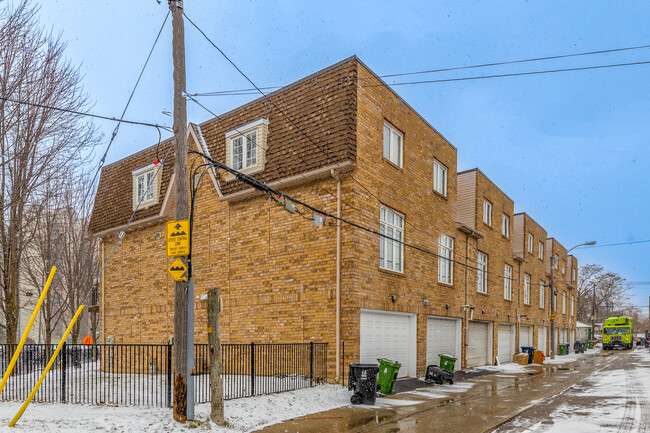 17 Bijou Walk in Toronto, ON - Building Photo - Building Photo