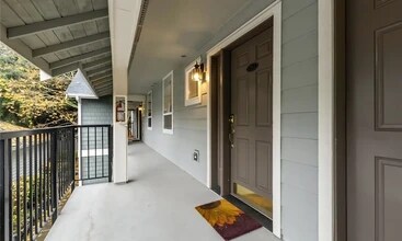 19010 68th Ave NE, Unit C203 in Kenmore, WA - Building Photo - Building Photo