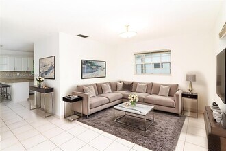 10700 SW 66th Terrace in Miami, FL - Foto de edificio - Building Photo