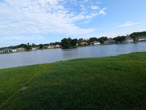 7537 Cameron Cir in Ft. Myers, FL - Foto de edificio - Building Photo