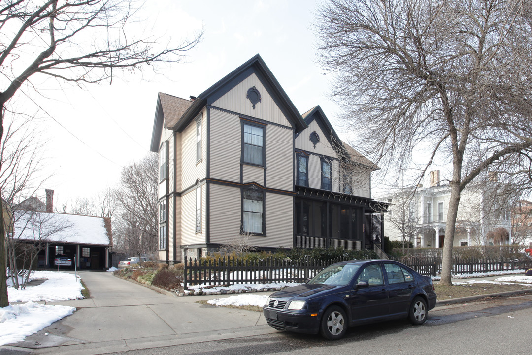 231 Paris Ave SE in Grand Rapids, MI - Building Photo