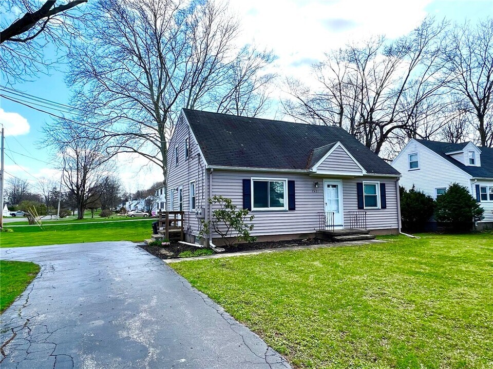 2431 Westside Dr in North Chili, NY - Foto de edificio