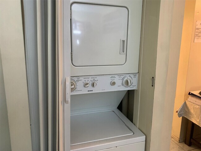 10850 Royal Palm Blvd in Coral Springs, FL - Building Photo - Building Photo