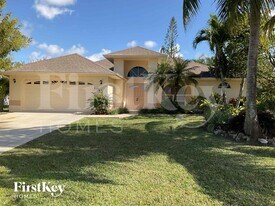 2301 SE 8th Pl in Cape Coral, FL - Building Photo