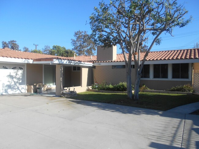 2922 Copa De Oro Dr in Los Alamitos, CA - Building Photo - Building Photo