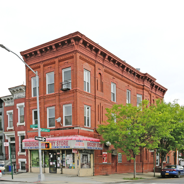 483 Evergreen Ave in Brooklyn, NY - Foto de edificio