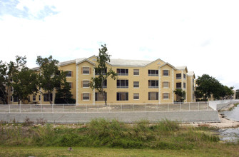 Lakeview Club in Oakland Park, FL - Foto de edificio - Building Photo