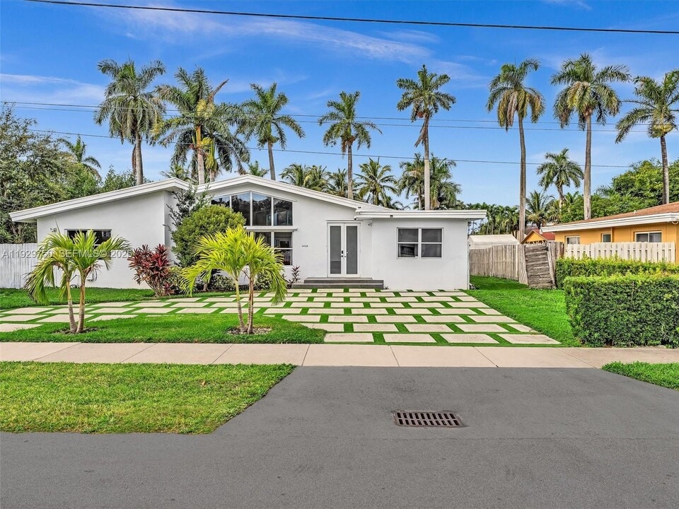 20120 NE 25th Ct in Miami, FL - Building Photo