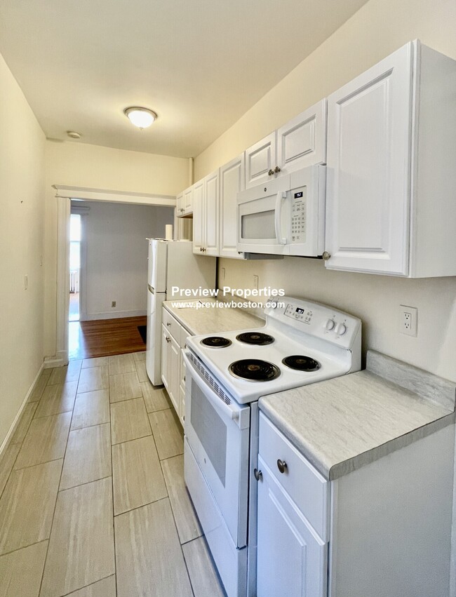 1637 Commonwealth Ave, Unit 2 in Boston, MA - Building Photo - Building Photo