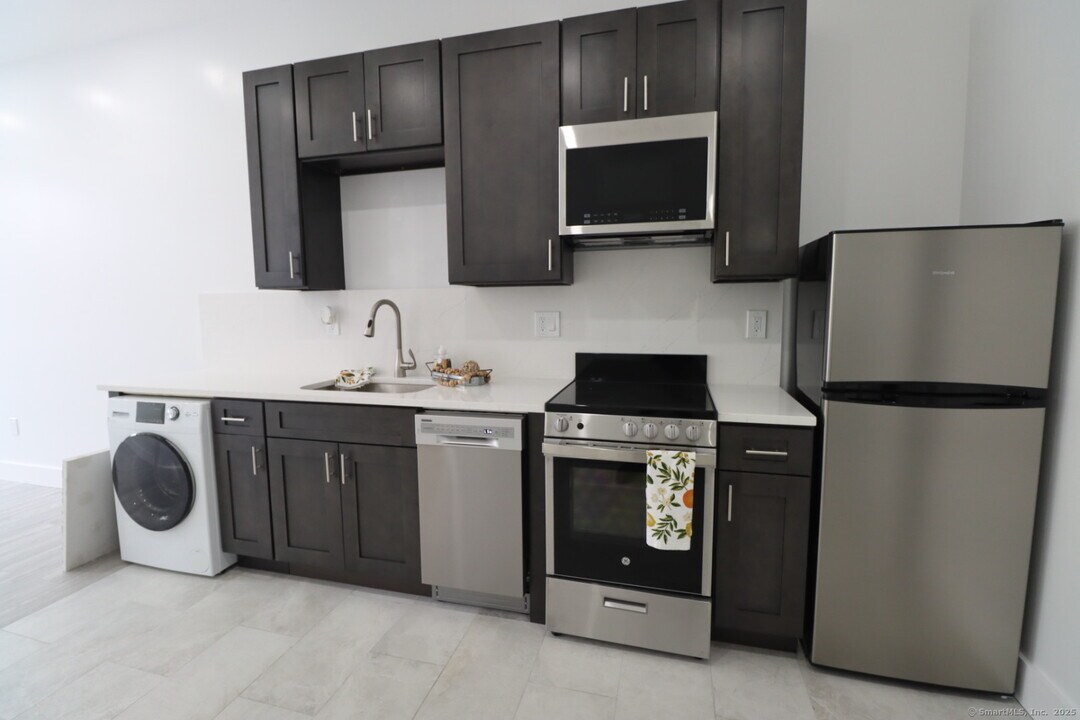 74 State St-Unit -1 in New London, CT - Building Photo