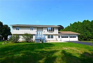 1093 Washington St in Spencerport, NY - Building Photo