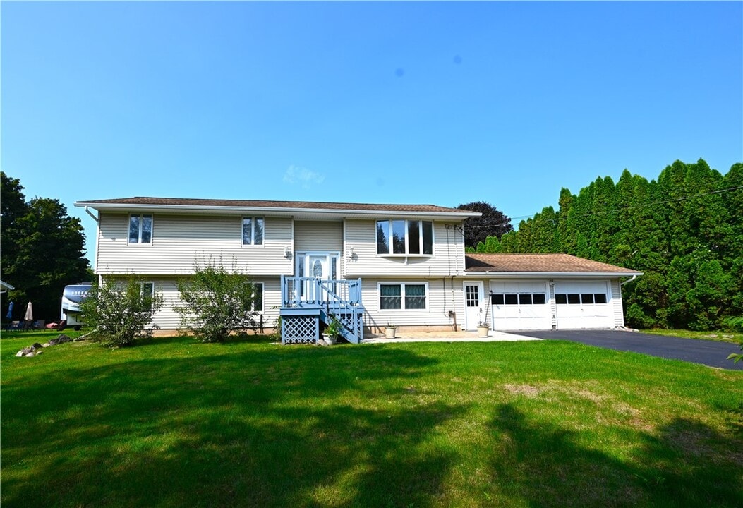 1093 Washington St in Spencerport, NY - Building Photo