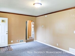 Cozy 2 Bedroom 1 Bathroom Home w/ Garage i in Sioux Falls, SD - Building Photo - Building Photo
