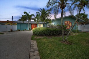 113 12th St in Belleair Beach, FL - Building Photo