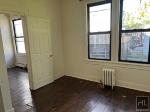 3BR 1BA Sunny Corner Duplex w/ private yard in Brooklyn, NY - Foto de edificio - Building Photo