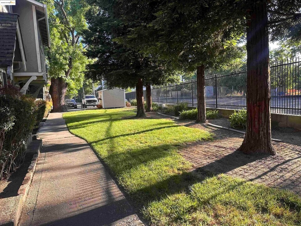 399 W Angela St in Pleasanton, CA - Building Photo