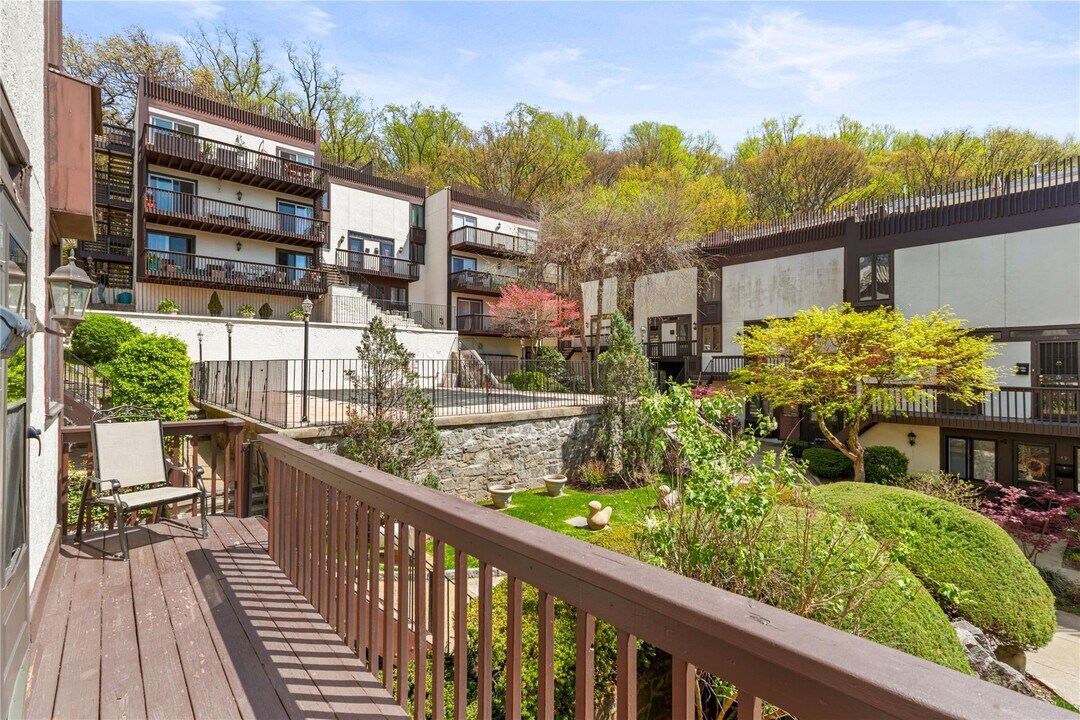 1200 Warburton Ave in Yonkers, NY - Building Photo