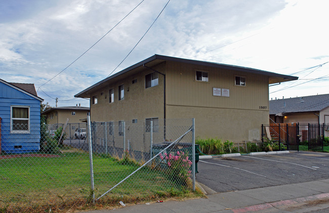 1507 Nogales St in Sacramento, CA - Foto de edificio - Building Photo