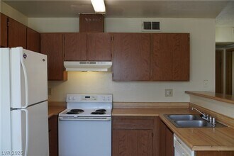 4646 Tracylynn Ln in Las Vegas, NV - Building Photo - Building Photo