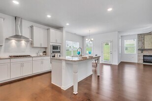 8028 Forest Hills Dr in Spring Hill, TN - Building Photo