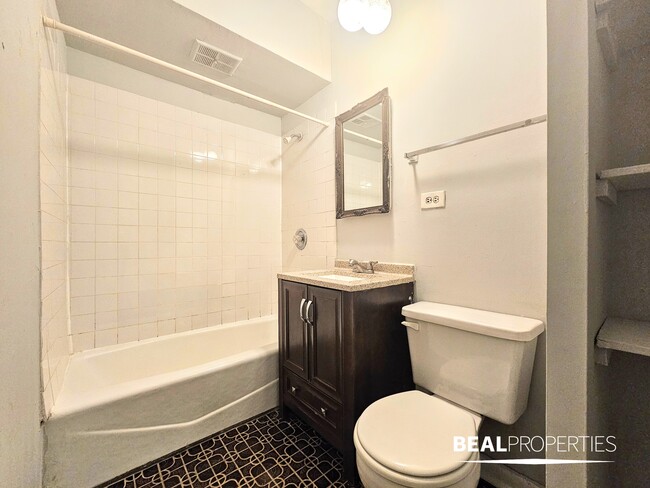 837 W Wolfram St in Chicago, IL - Building Photo - Building Photo