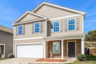 1918 Eastway Dr in Dallas, NC - Building Photo - Building Photo