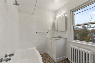 116 Corlies Ave in Pelham, NY - Foto de edificio - Building Photo