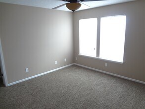 2343 Summerwood Ln in Greenwood, IN - Foto de edificio - Building Photo