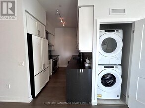 4085-4085 Parkside Village Dr in Mississauga, ON - Building Photo - Building Photo