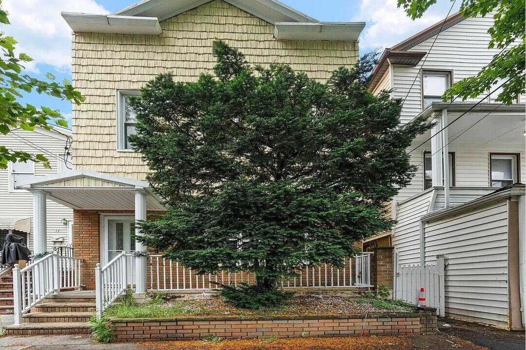 15 W 9th St in Bayonne, NJ - Building Photo
