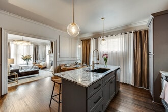 Ritzy Room Furnished Rental Units in Dallas, TX - Foto de edificio - Building Photo