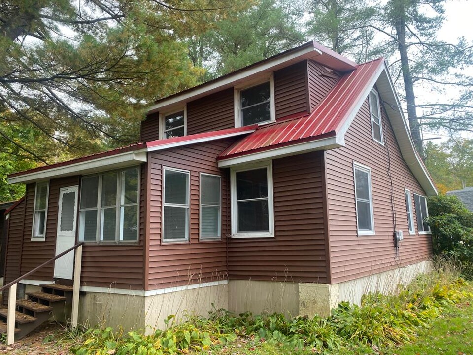 18 Bridge St in Harveys Lake, PA - Foto de edificio