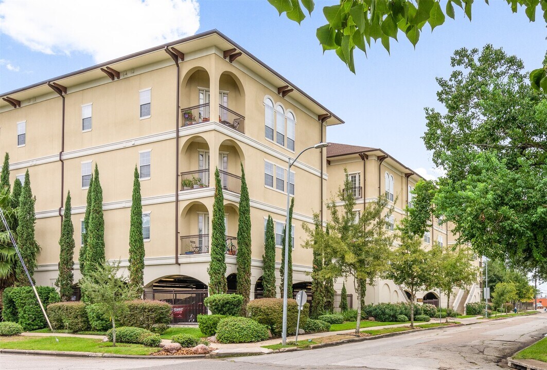 7134 Mapleridge St in Houston, TX - Building Photo