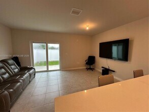 389 NW 10th St in Florida City, FL - Foto de edificio - Building Photo