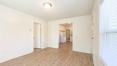 712 US-190 in Huntsville, TX - Building Photo - Building Photo
