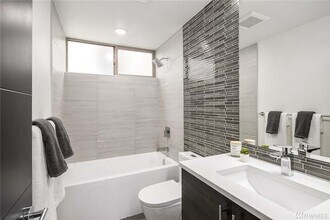 3041 20th Ave W in Seattle, WA - Foto de edificio - Building Photo