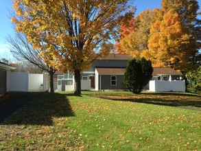 Oak Creek Townhomes in Auburn, NY - Building Photo - Building Photo