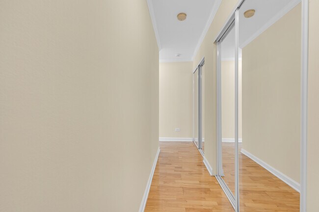 2407 North Kennicott Drive in Arlington Heights, IL - Foto de edificio - Building Photo