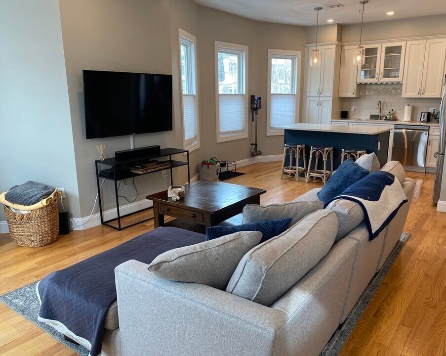 27 Thornley St in Boston, MA - Building Photo