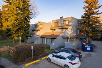 Queen's Park Townhomes in Calgary, AB - Building Photo - Building Photo