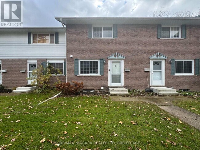 5852 Frontenac St in Niagara Falls, ON - Building Photo - Building Photo