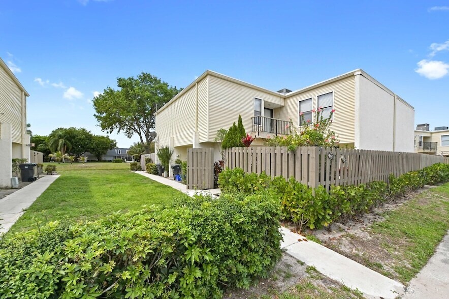 1606 Shaker Cir in Wellington, FL - Foto de edificio